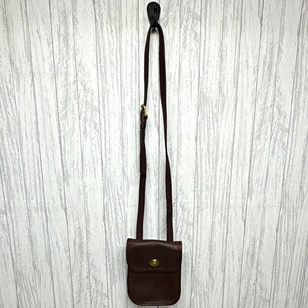 Womens Coach Brown Shoulder Bag Turn Lock Closure Gold Hardware Solid